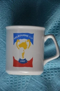 1997 MELBOURNE CUP MUG. RARE. White with Blue/Yellow/Red DESIGN. As New. - Bild 1 von 1