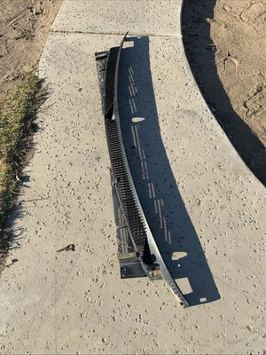 1988-1998 OBS Chevy GMC Truck Passenger Windshield Cowl Center Trim 15675985 GM - Image 1 of 4