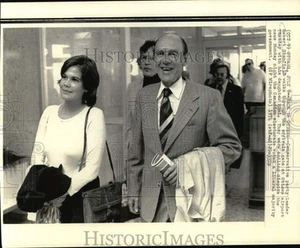 1974 Press Photo Robert Stanfield, Conservative Party, Ottawa Airport - Picture 1 of 2