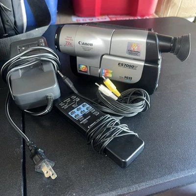Canon ES7000V 8mm Video Camcorder - Works  Screen Glare - Image 1 of 4