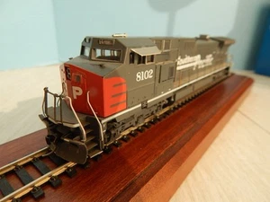 HO Southern Pacific Diesel #8102 for Parts or Repair - Picture 1 of 11