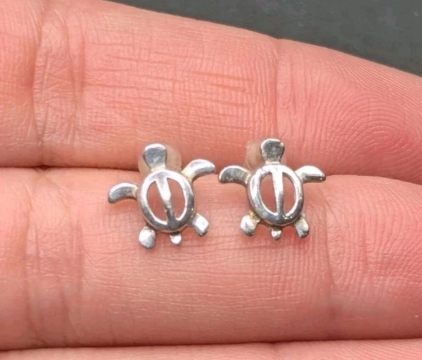 Aretes perforados de plata de ley 925 para pequeñas tortugas marinas hawaianas  Foto 1 de 1