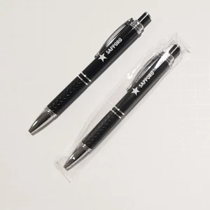 NEU Sapporo Bier Kugelschreiber (2er Pack) Schwarze Tinte Bargeschirr Schwarz & Silber - Bild 1 von 2