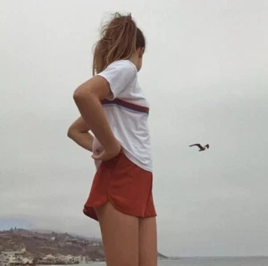 Brandy Melville weiß Rundhalsausschnitt rot/marine/blau gestreift Aleena Top Neu mit Etikett Gr. S/M - Bild 1 von 4