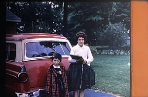Vintage Foto Dia kleine Kinder erster Schultag 50er Jahre altes Auto  - Bild 1 von 2