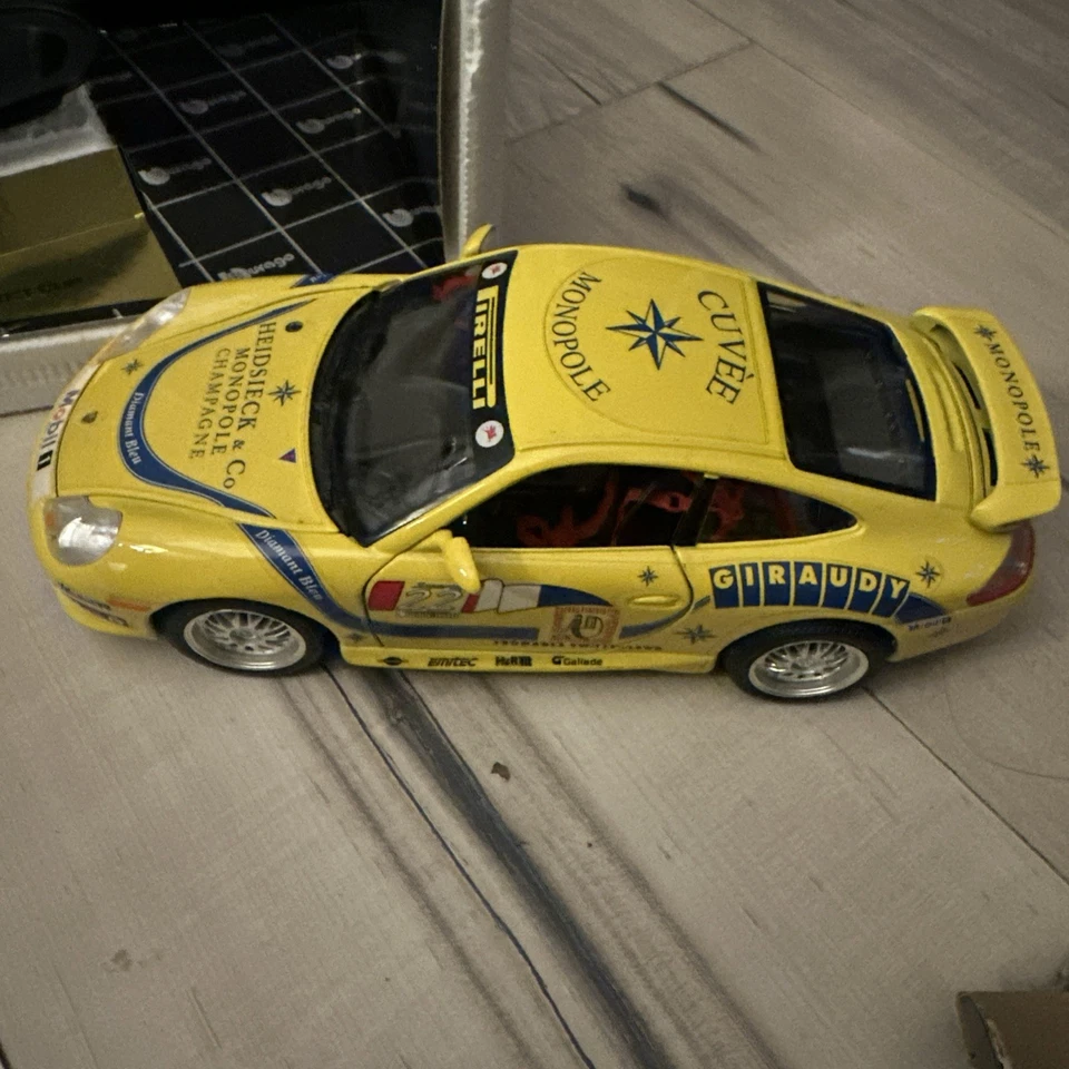 Burago Gold масштаб 1:18 литой Porsche GT3 Cup Cuvee Monopole Cod. 3395 желтый - Изображение 1 из 4