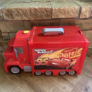 Disney Pixar Cars Saetta Mcqueen Mack Rust-Eze Luci Parlanti Camion Officina - Foto 1 di 14