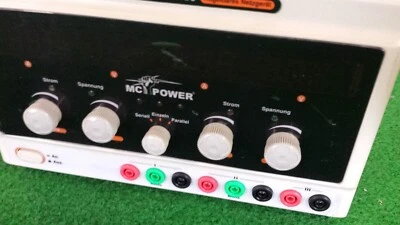 Sehr hochwertiges Labor-Netzgerät  2x0-30Volt 0-3A Digitalanzeigen max. 195W - Bild 1 von 4