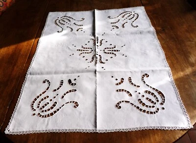 Grand napperon/Chemin de table brodé main broderie Richelieu/Dentelle/75 x 57 cm - Photo 1/4