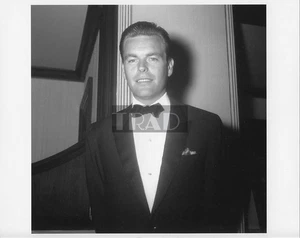 ROBERT WAGNER 8x10 CANDID PHOTO Very Rare - Picture 1 of 1