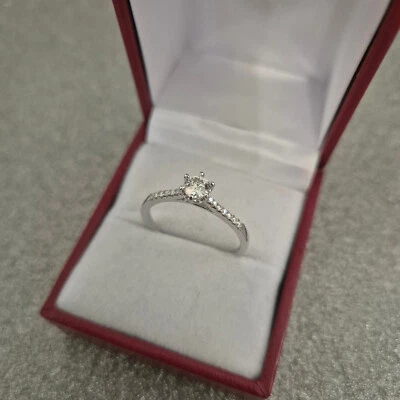 Anillo solitario moissanita en platino sobre plata de ley Foto 1 de 4