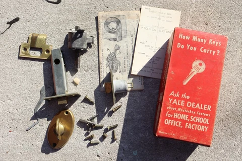 MCM Vintage Yale Brass Plated Bathroom Doorknob Box AD351 w/ Door lock & Extras Cover
