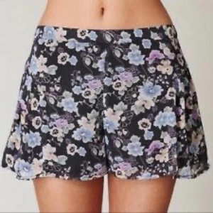 Free People l pantaloncino floreale con volant 2 - Foto 1 di 9