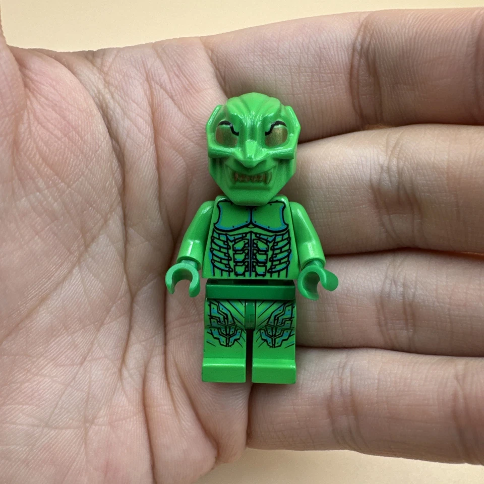 LEGO Spider-man 4851 Green Goblin Minifigure SPD006: Green Goblin 2, Gold Eyes - Image 1 of 4