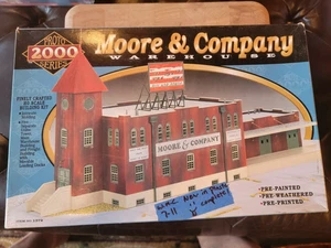 PROTO 2000 # 1372 ~ MOORE & COMPANY WAREHOUSE BUILDING KIT ~HO SCALE - Picture 1 of 4