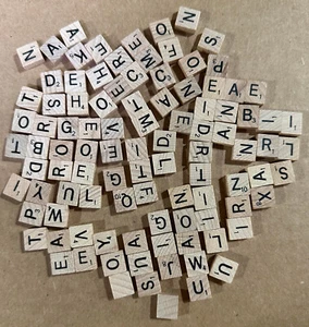 Juego de azulejos de cartas de madera de viaje Scrabble de lujo paquete completo de 100 azulejos pequeño nuevo - Imagen 1 de 4