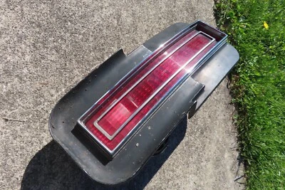1969  Oldsmobile  tail light bezel lens assembly used OEM part Foto 1 de 4