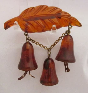 Vintage Root Beer Bakelite Dangling Figural Bell Flowers on Leaf Brooch Pin WOW! - Imagen 1 de 3