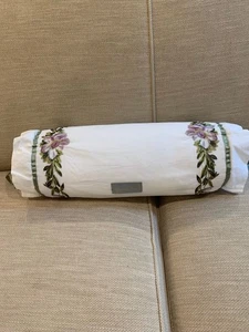 Rollo de almohada acolchado bordado de algodón Raymond Waites - Imagen 1 de 5