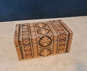 ANTIQUE VINTAGE SMALL BOX STRAW WORK DECORATION - Picture 1 of 14