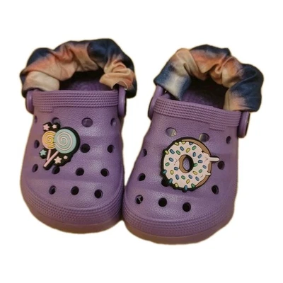 Crocs únicos para niños pequeños con correas crujientes y Jibbitz talla 2 Foto 1 de 4