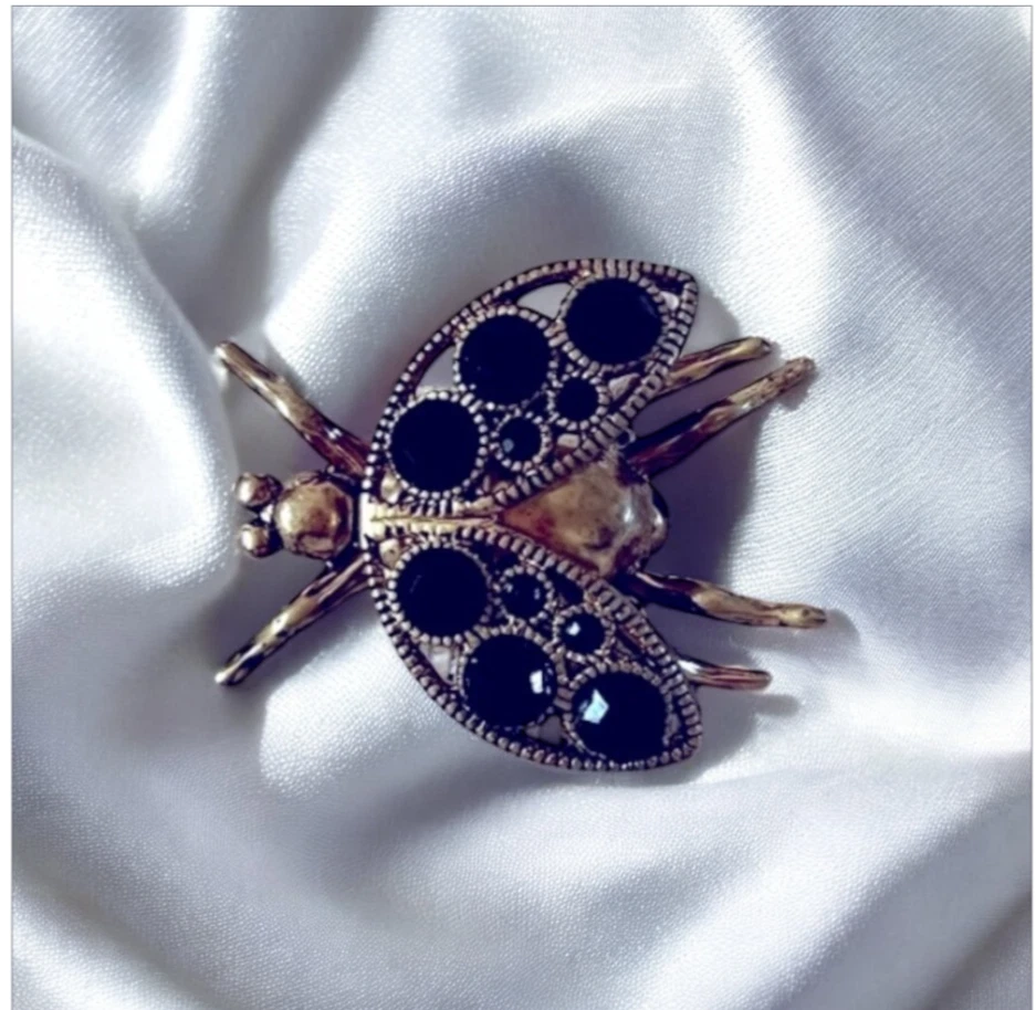 Broche, prendedor vintage J Crew tono dorado mosca o escarabajo volador con piedras negras... Foto 1 de 4