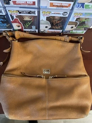 Defectos - Bolso convertible Dooney & Burke Dillen grano guijarro coñac marrón Foto 1 de 4