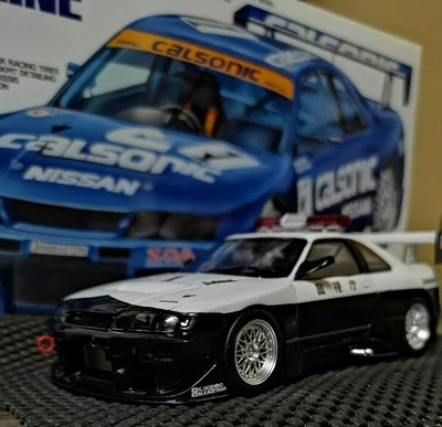 Auto della polizia Tamiya 1/24 Nissan Calsonic Skyline GT-R costruita e verni... - Immagine 1 di 4