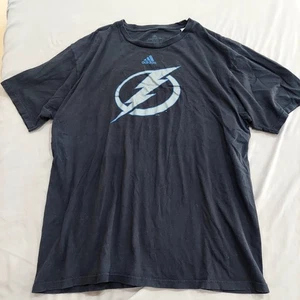 Adidas Tampa Bay Lightning T-SHIRT Mens XL Black Short Sleeve Go To Tee - Picture 1 of 6