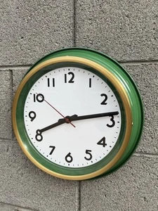 ๐ Metal Infiniti Group Battery / Quartz Wall Clock Green & White 13.5โ Retro - Picture 1 of 6