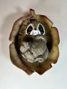 The Harvey Knox Kingdom - Sleeping Raccoon on Leaf Figur - Made In Japan - Bild 1 von 3