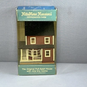Casa de muñecas Millie August Meter Mansion Pepperwood Farm Pull-Apart House - Imagen 1 de 6
