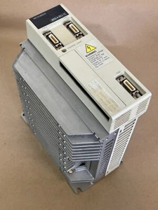 UNIDAD DE SERVO ACCIONAMIENTO MITSUBISHI MDS-A-SVJ-10 200-230VAC 1KW VERSIÓN H/W. B, J9A08G34J2J - Imagen 1 de 8