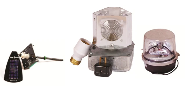 Accesorios de iluminación halógena y LED para faros híbridos y de polietileno hechos por Amish Foto 1 de 1