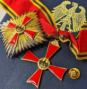 1960's Republic of Germany Order of Merit, 2nd Class medal & badge cased set - Picture 1 of 17
