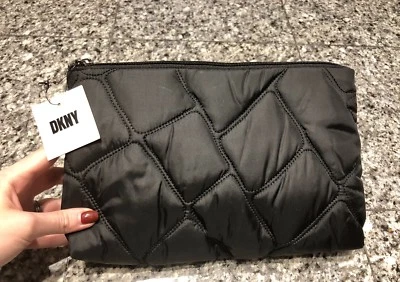 Estuche de cosméticos de nailon negro DKNY Foto 1 de 4