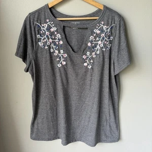 Lane Bryant Schlüsselloch V-Ausschnitt grau Damen Kurzarm bestickt Top Gr. 14-16 - Bild 1 von 8