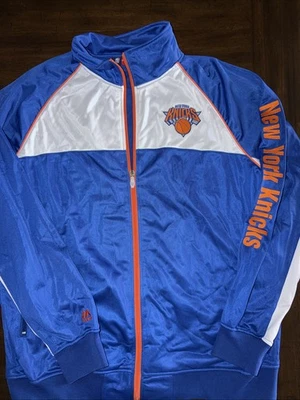 Jaqueta de basquete NY Knicks Majestic Track masculina zíper completo 2XL azul branco NBA em excelente estado usado - Imagem 1 de 4