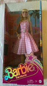 🔥Barbie the Movie Sammlerpuppe Margot Robbie Barbie im rosa Gingham Kleid🔥 - Bild 1 von 5