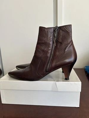 "Bomba de lana negra Jimmy Choo talla 8 1/2 (39) con ribete de cuero blanco y tacón de 2""" Foto 1 de 4