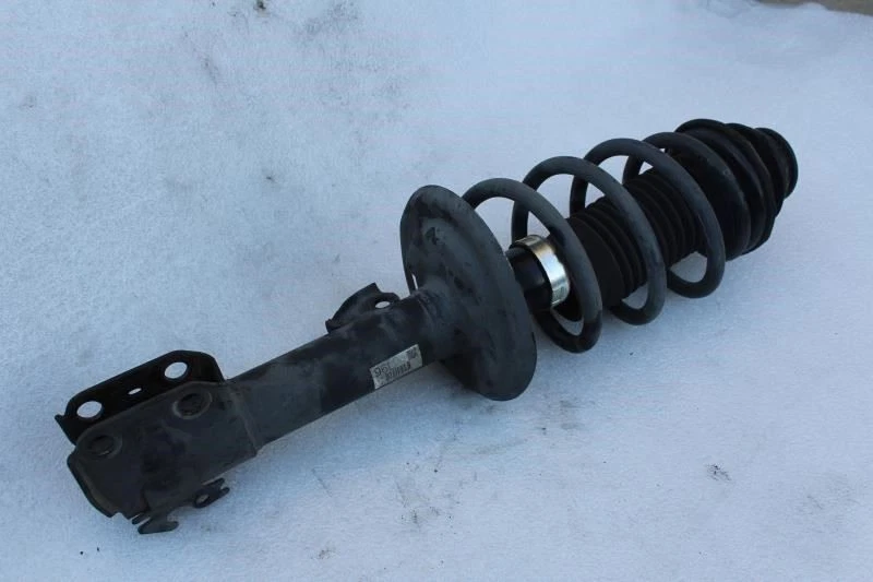 Toyota Prius C 2013 conductor izquierdo puntal delantero muelle 48520-52630 Foto 1 de 4