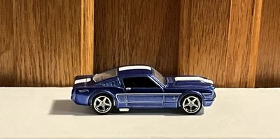 HW Silver Series Chase (Ford Mustang 65 2+2 FB) pilotos reales/cambio de ruedas suelto Foto 1 de 4