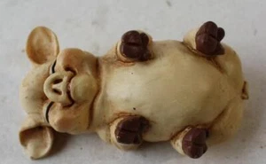 Linda estatuilla de cerdo de resina acostada sobre ojos traseros pies cerrados para arriba -- - Imagen 1 de 1