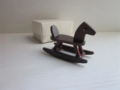 Cavallo a Dondolo in Legno Color Mogano per Case delle Bambole Miniatura 1:12 - Immagine 1 di 4