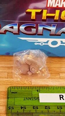 Hot Toys MMS445 Thor Ragnarok Gladiator Deluxe 1/6 action figure's wrist pegs  - Image 1 of 2