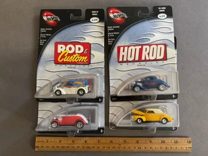 SET BESTEHEND AUS 4 HOT WHEELS 2002 HOT ROD & CUSTOM MAGAZIN DRUCKGUSS AUTOS NEU IM KARTON FORDS - Bild 1 von 7