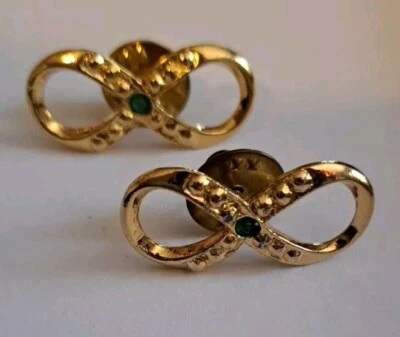 Lote (2) Pin Solapa Tono Dorado HC Harriet Carter Símbolo Infinito Firmado Piedra Verde Foto 1 de 4