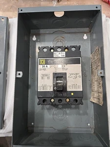 SQUARE D - FA100S - 100 A - 600 V CIRCUIT BREAKER ENCLOSURE WITH 30a FAL BREAKER - Picture 1 of 7