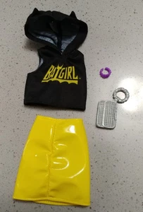Barbie BatGirl Fashion Pack - Rock/Hoodie/Geldbörse/Uhr - geöffnet  - Bild 1 von 3