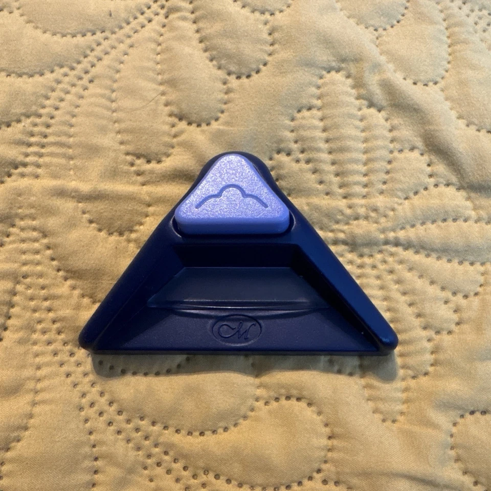 Creative Memories Scallop Corner Rounder Decorative Paper Punch - Image 1 of 1